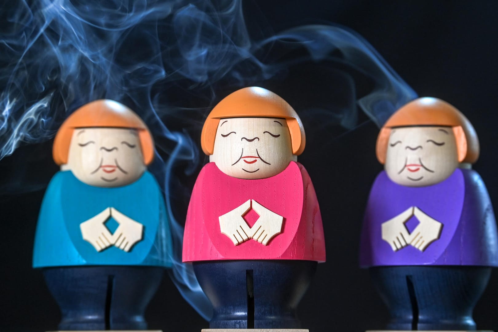 Merkel-Räucherfiguren in der Schauwerkstatt der Seiffner Volkskunst: Die Hände sind natürlich zur Raute geformt.
