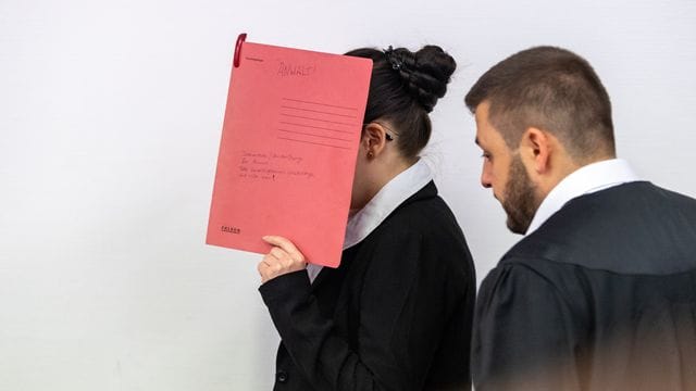 Die Angeklagte Jennifer W. betritt den Gerichtssaal