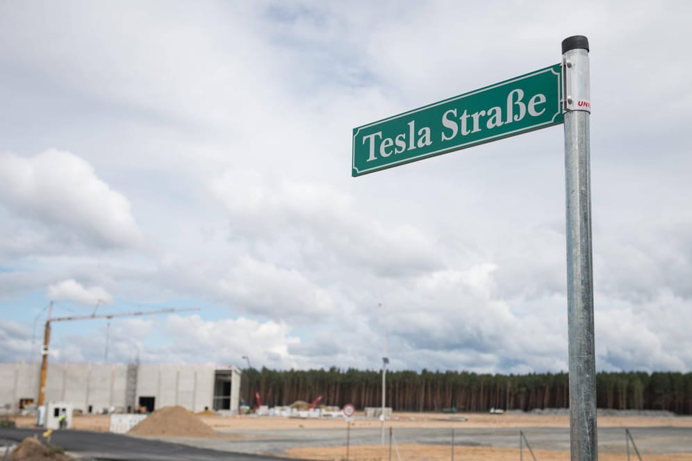 Bauarbeiten an der Tesla-Gigafabrik in Brandenburg (Archivbild): Der Elektroautobauer weist Kritik an dem Vorhaben zurück.