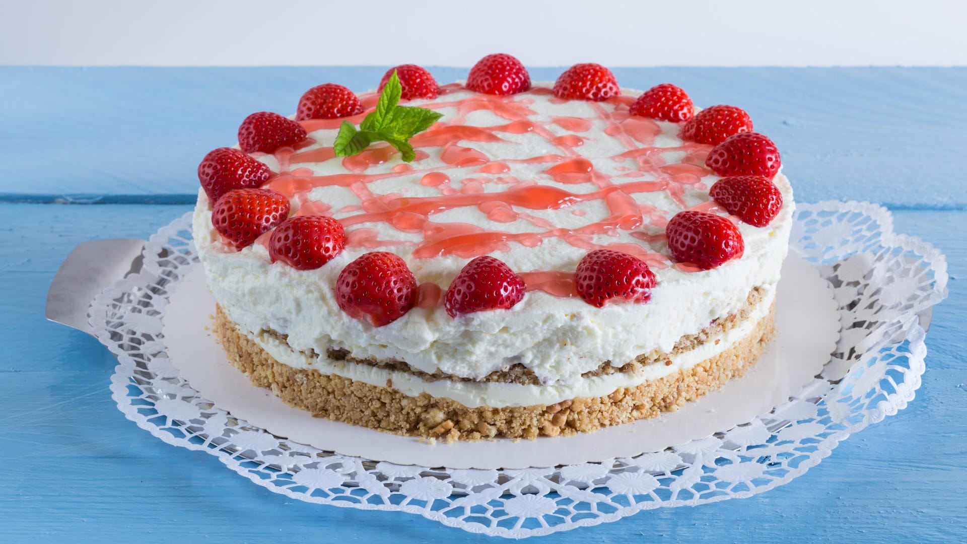 Beeren-Torte: Ersetzen Sie die Sahne durch Frischkäse, um Kalorien zu sparen.