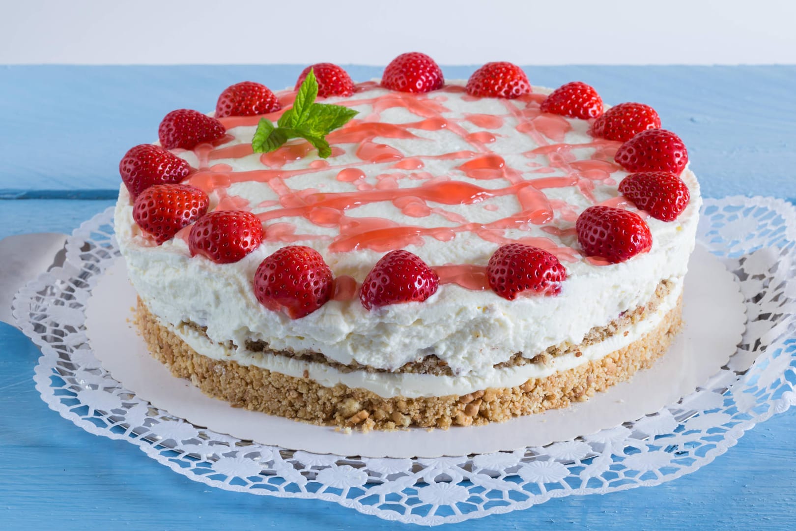 Beeren-Torte: Ersetzen Sie die Sahne durch Frischkäse, um Kalorien zu sparen.