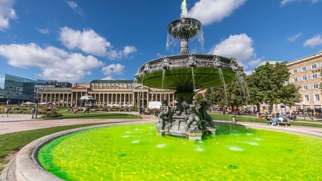 Grünes Wasser sprudelt aus einem Brunnen am Schlossplatz
