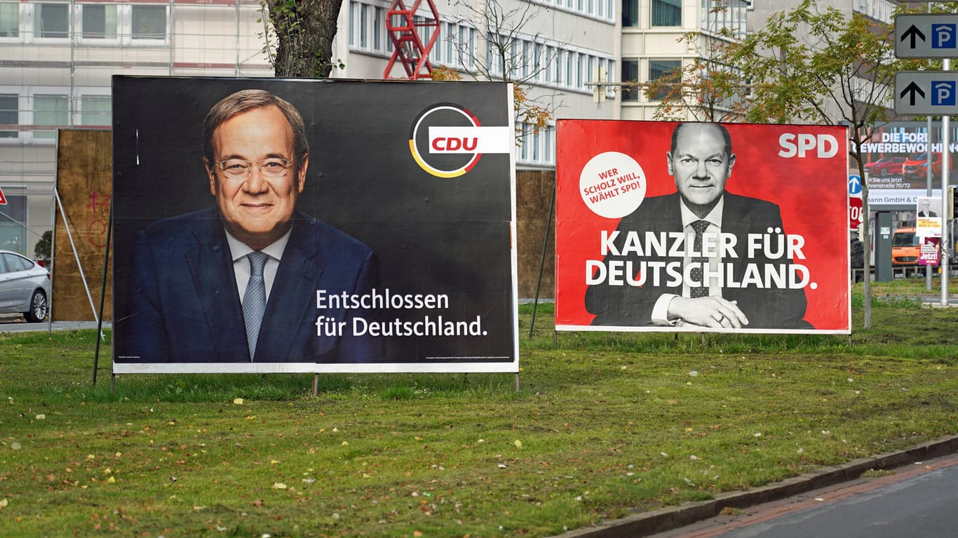 Plakate von CDU und SPD: Laut einer aktuellen Umfrage liegt die Union nur noch einen Punkt hinter den Sozialdemokraten.