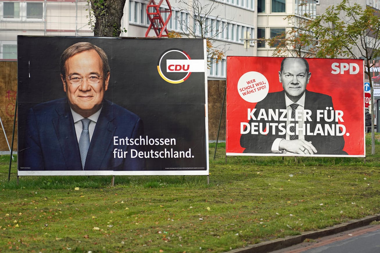 Plakate von CDU und SPD: Laut einer aktuellen Umfrage liegt die Union nur noch einen Punkt hinter den Sozialdemokraten.