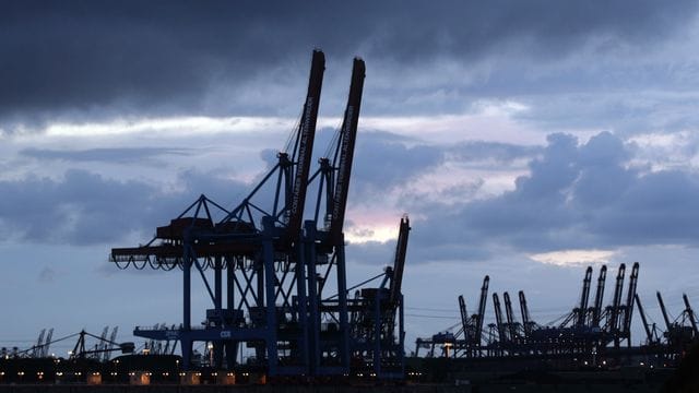 Dunkle Wolken über Containerhafen Dunkle Wolken über Containerhafen