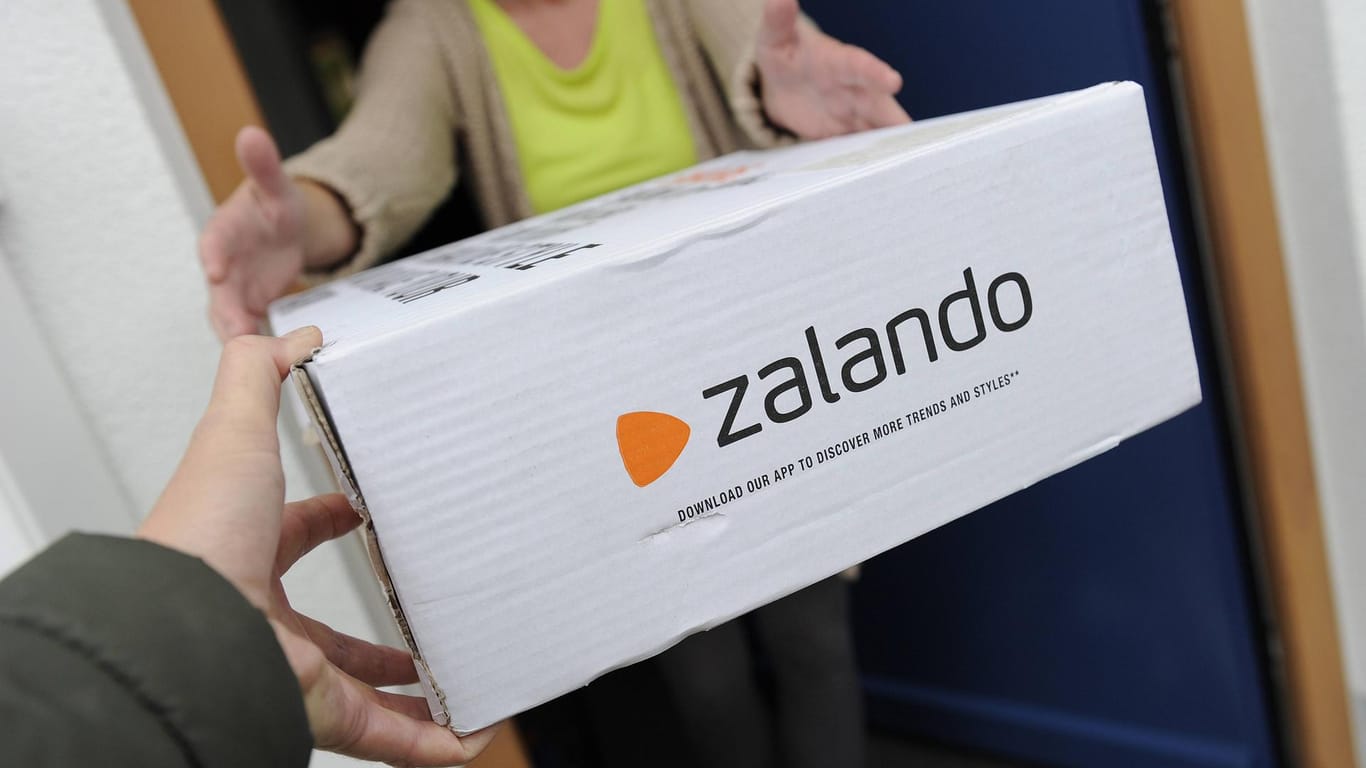 Eine Person nimmt ein Paket von Zalando entgegen (Symbolbild): Der Onlinehändler hatte einen schwachen Start im Dax.