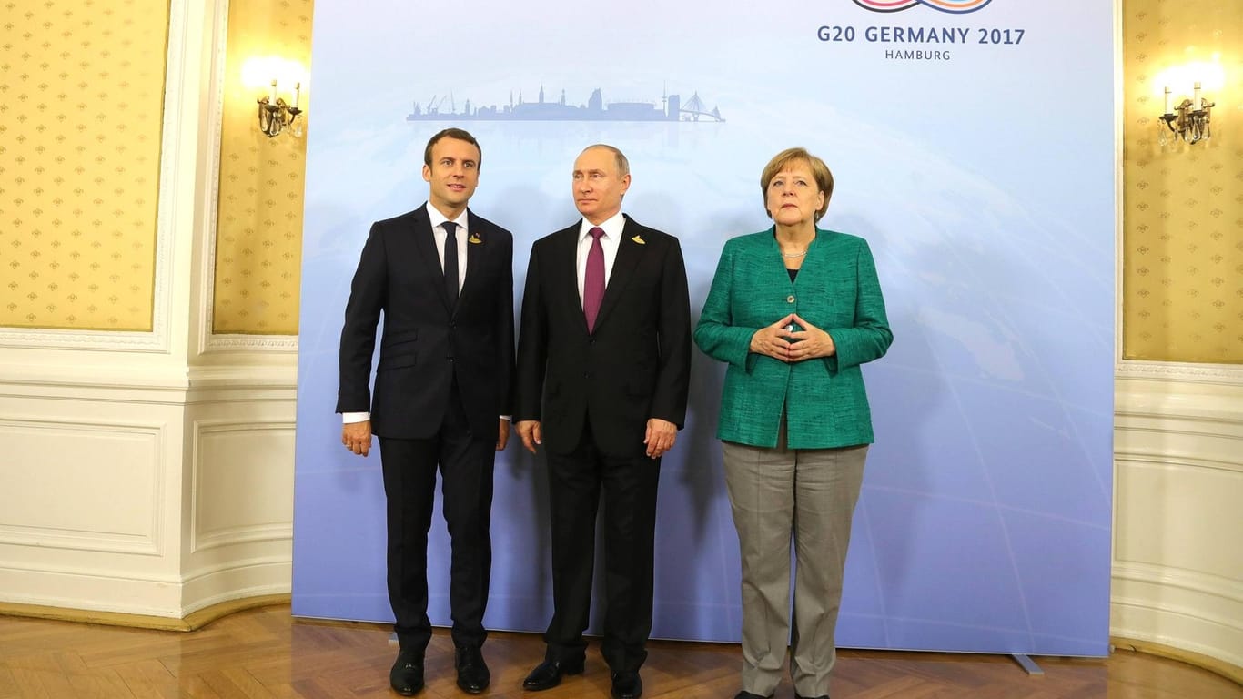 Merkel mit Raute und Hosenanzug beim G20-Gipfel 2017 (Archivfoto): Neben ihr Emmanuel Macron und Vladimir Putin.