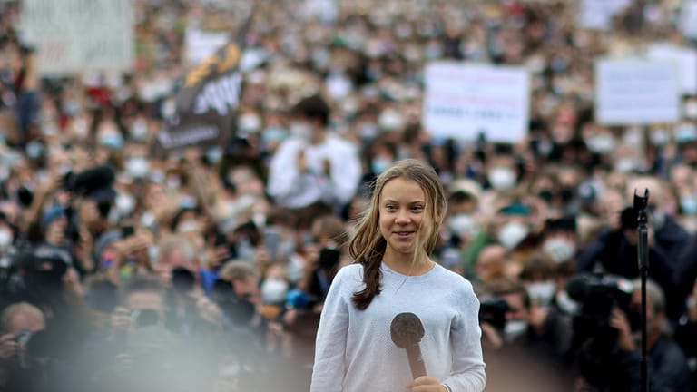 Greta Thunberg spricht vor Tausenden Demonstrierenden: Die 18-jährige schwedische Initiatorin von "Fridays for Future" bezeichnete Deutschland als einen der größten Klima-Schurken.