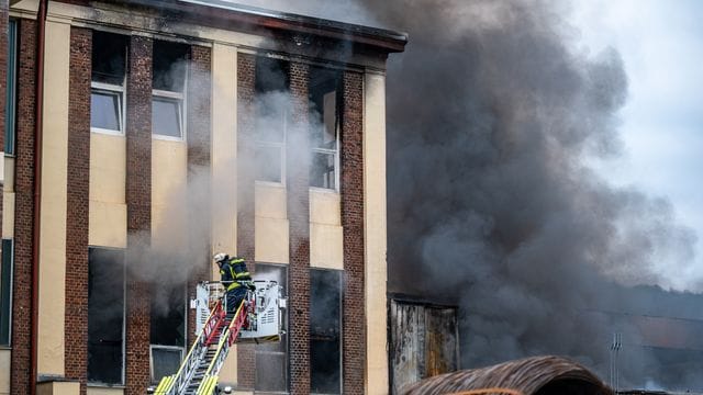 Dichte Rauchwolken steigen aus der brennenden Stahlfabrik