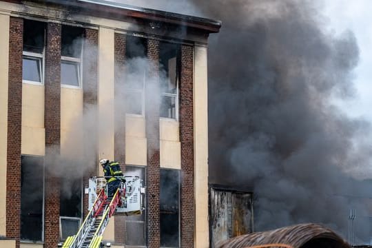 Dichte Rauchwolken steigen aus der brennenden Stahlfabrik