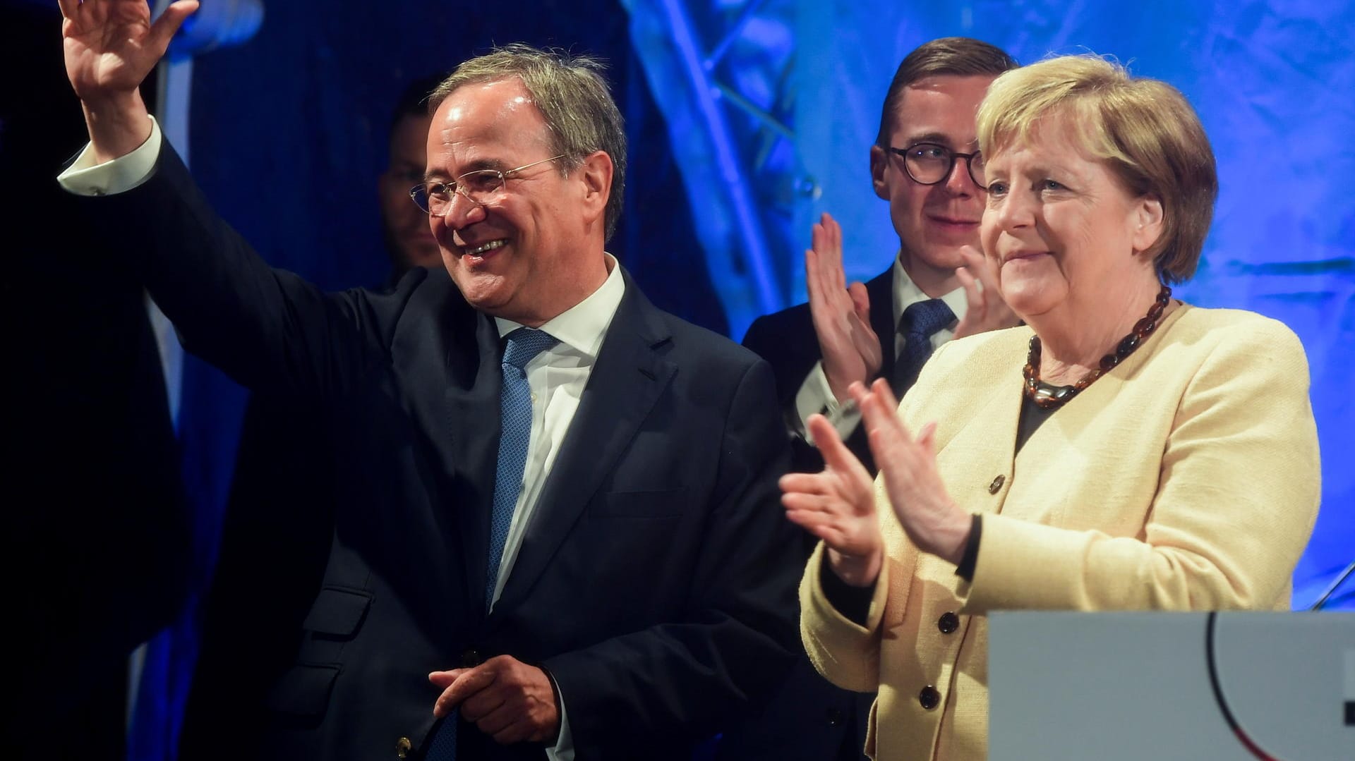 Armin Laschet, Kanzlerkandidat der Union (l), Angela Merkel, Bundeskanzlerin (CDU): Mehr als die Hälfte der Bevölkerung findet, sie hätte ihn mehr unterstützen können. Armin Laschet, Kanzlerkandidat der Union (l), Angela Merkel, Bundeskanzlerin (CDU): Mehr als die Hälfte der Bevölkerung findet, sie hätte ihn mehr unterstützen können.
