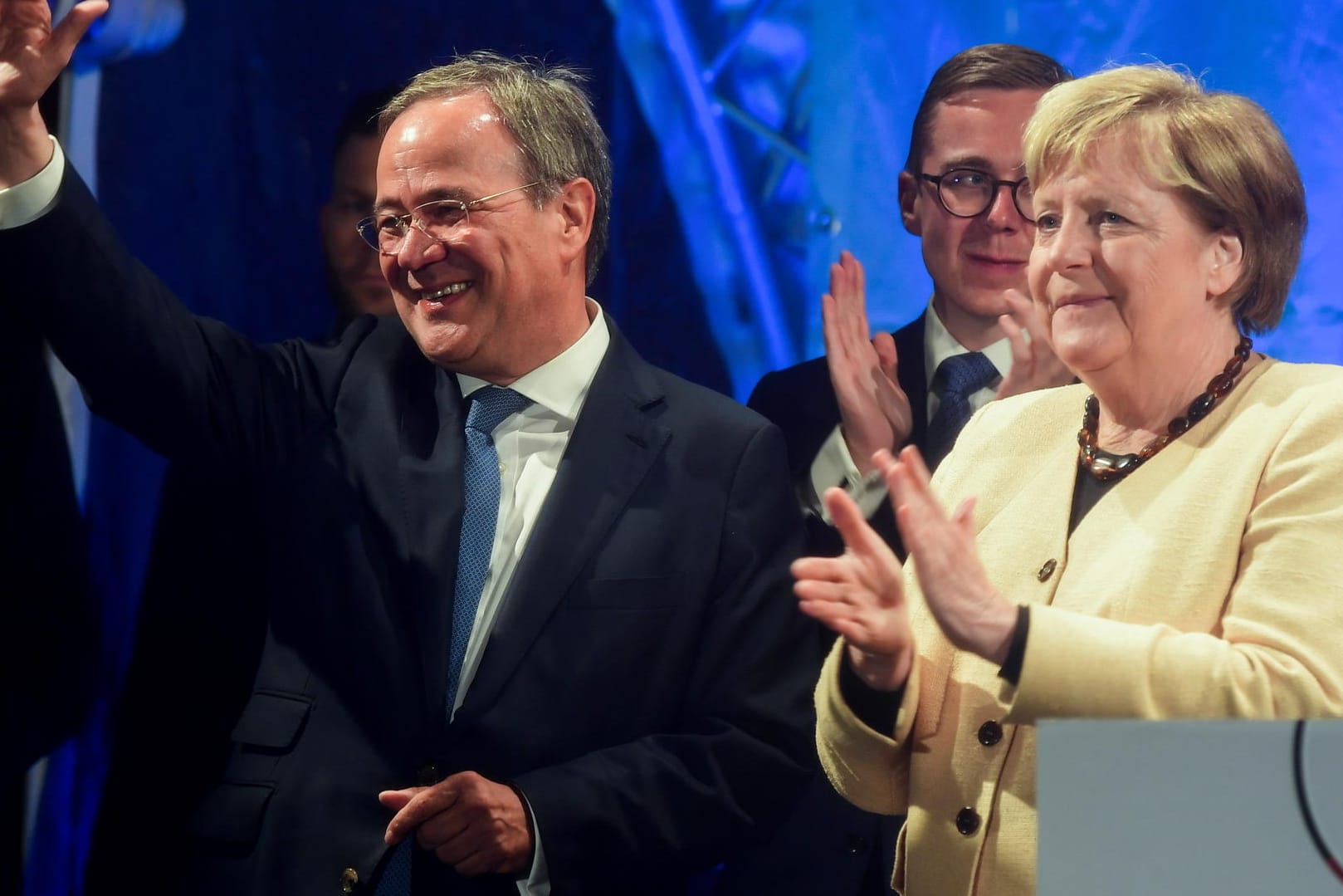 Armin Laschet, Kanzlerkandidat der Union (l), Angela Merkel, Bundeskanzlerin (CDU): Mehr als die Hälfte der Bevölkerung findet, sie hätte ihn mehr unterstützen können.