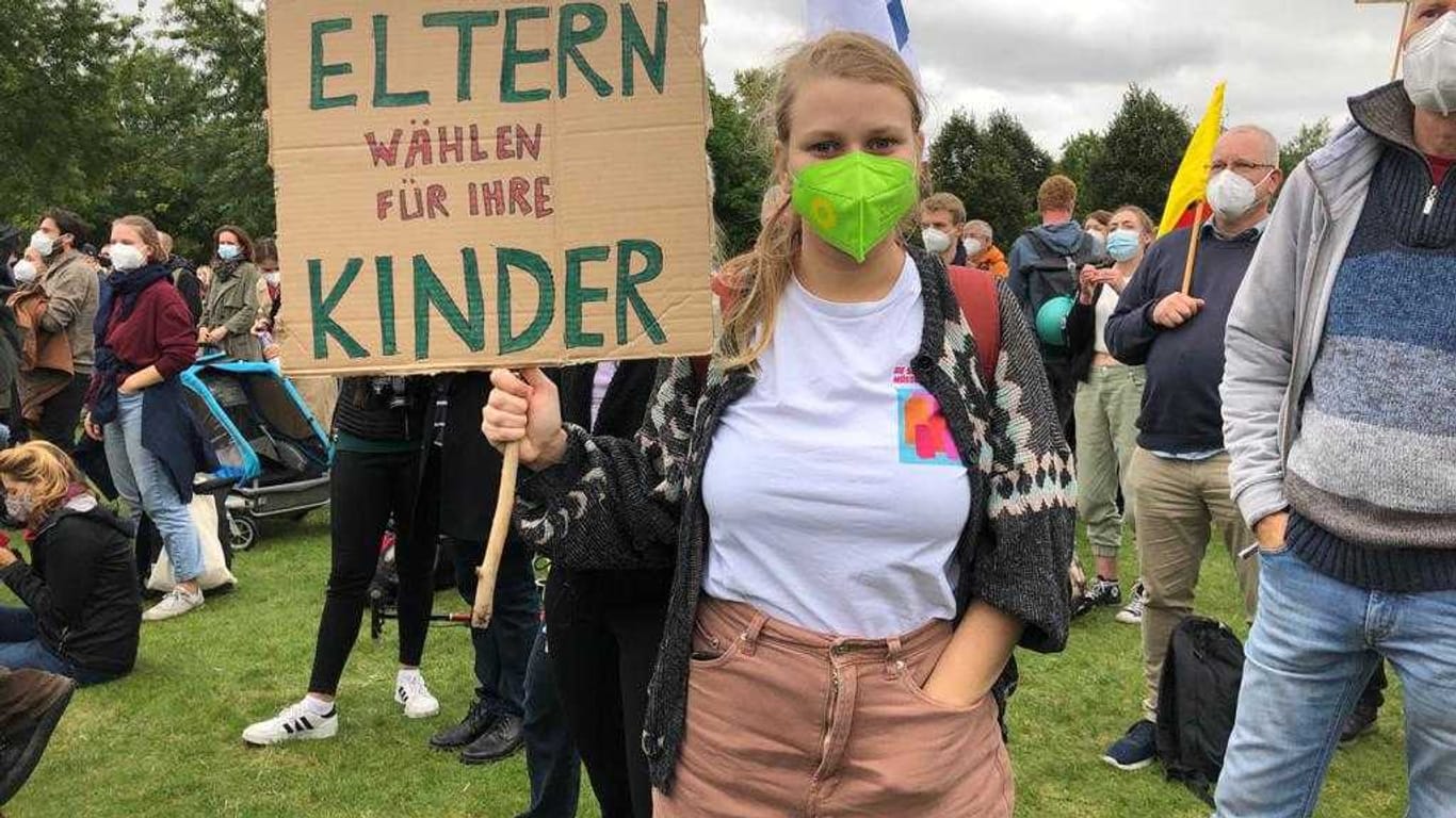 Jana Brix hält ein Schild mit der Aufschrift "Eltern wählen für ihre Kinder": Die Studentin ist immer wieder auf Klima-Demos dabei.