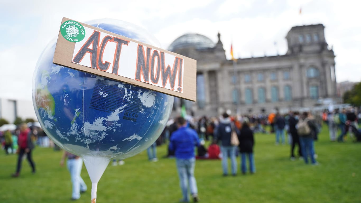Ein Globus mit den Worten "Act now" ist bei einer Demonstration der Bewegung "Fridays for Future" vor dem Bundestag zu sehen: Die Teilnehmer drängten auf eine ambitioniertere Klimapolitik.