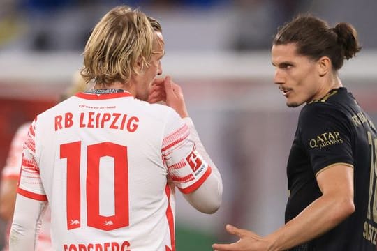 Bayern-Neuzugang Marcel Sabitzer (r) sitzt in Fürth zunächst auf der Bank.