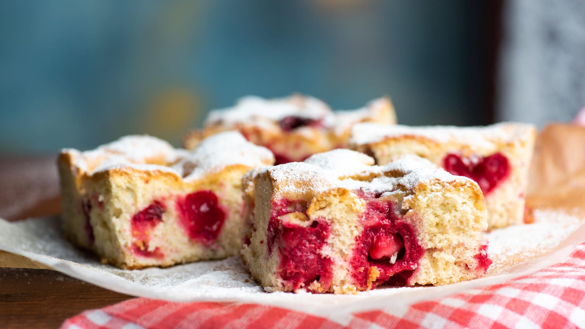 Kirschkuchen: Vor dem Servieren können Sie Puderzucker über die Stücke geben.