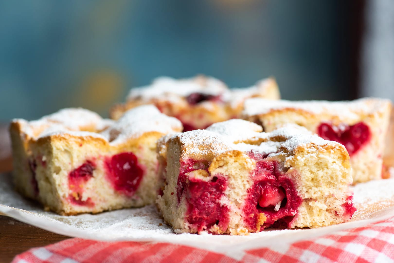 Kirschkuchen: Vor dem Servieren können Sie Puderzucker über die Stücke geben.