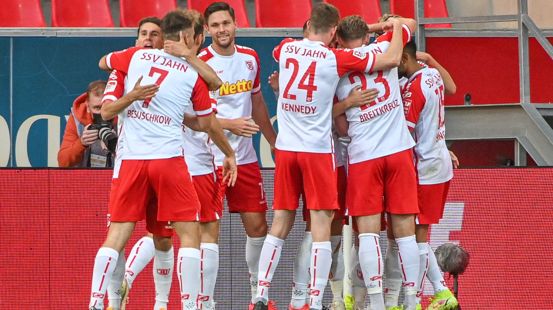 Regensburger Jubel: Die Jahn-Akteure nach dem Treffer zum zwischenzeitlichen 1:0 gegen Aue.