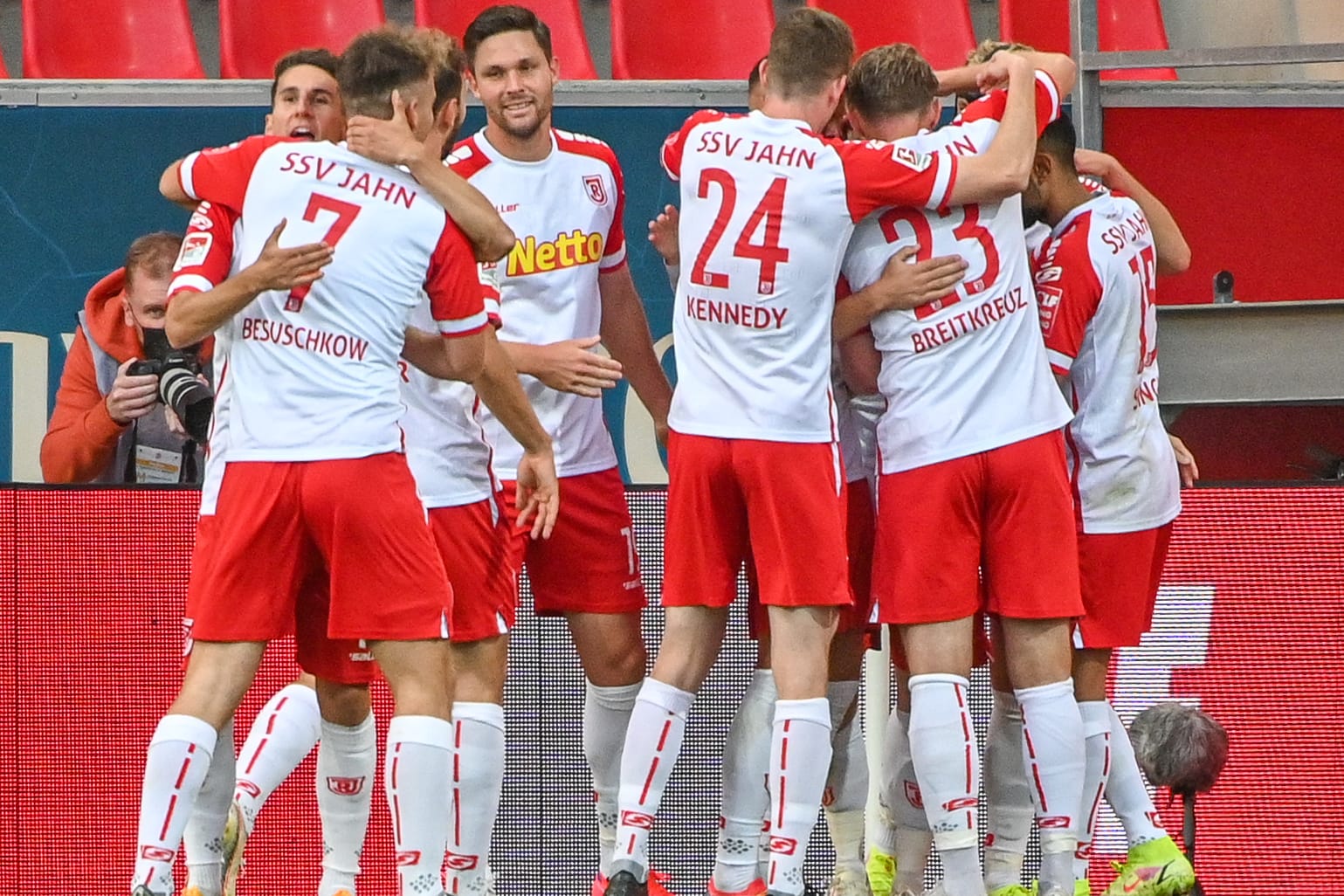 Regensburger Jubel: Die Jahn-Akteure nach dem Treffer zum zwischenzeitlichen 1:0 gegen Aue.