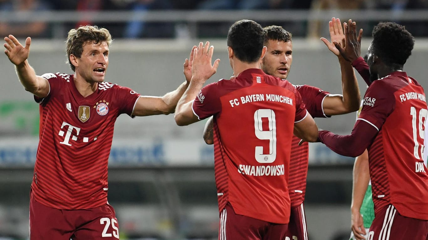 Bayerischer Jubel: Thomas Müller (l.), Robert Lewandowski und Co. freuen sich über das zwischenzeitliche 2:0 in Fürth.