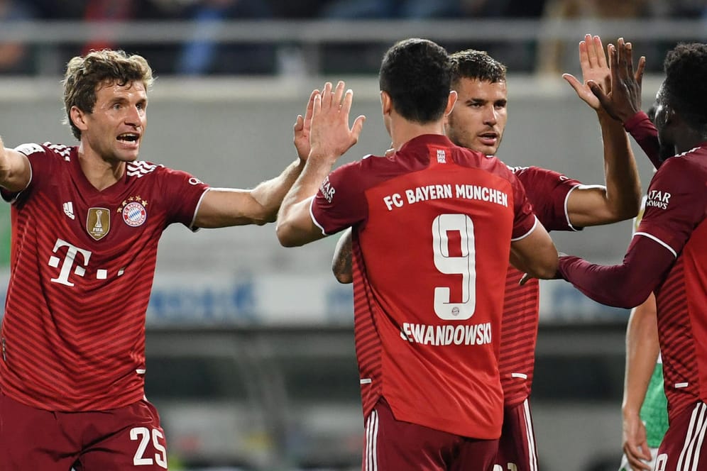 Bayerischer Jubel: Thomas Müller (l.), Robert Lewandowski und Co. freuen sich über das zwischenzeitliche 2:0 in Fürth.