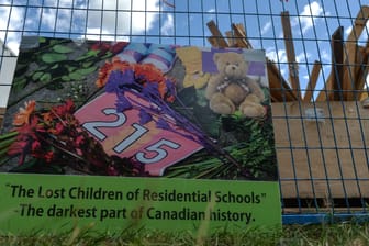 Ein Poster am Zaun eines Krankenhauses erinnert an die toten Kinder der Ureinwohner Kanadas. Viele sollen hier begraben sein.