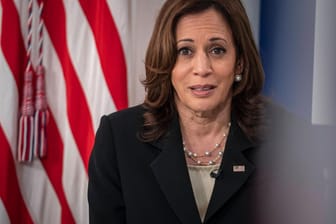 US-Vizepräsidentin Kamala Harris bei einer Videokonferenz (Archivbild). Sie sollte in einer TV-Sendung interviewt werden. Plötzlich verließen zwei Moderatorinnen das Studio.