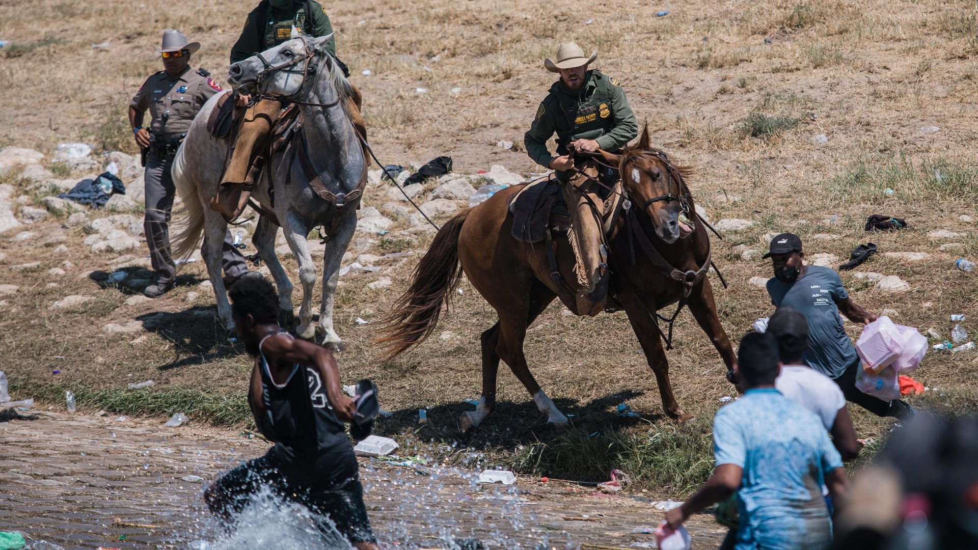 Berittene Grenzschützer in Del Rio treiben Flüchtlinge vor sich her. Die Aufnahmen haben nicht nur den US-Präsidenten entsetzt.