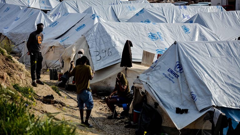 Menschen in einem Camp aus der griechischen Insel Lesbos im März 2021: Es gibt noch immer keine europäische Lösung für die Verteilung von Geflüchteten.
