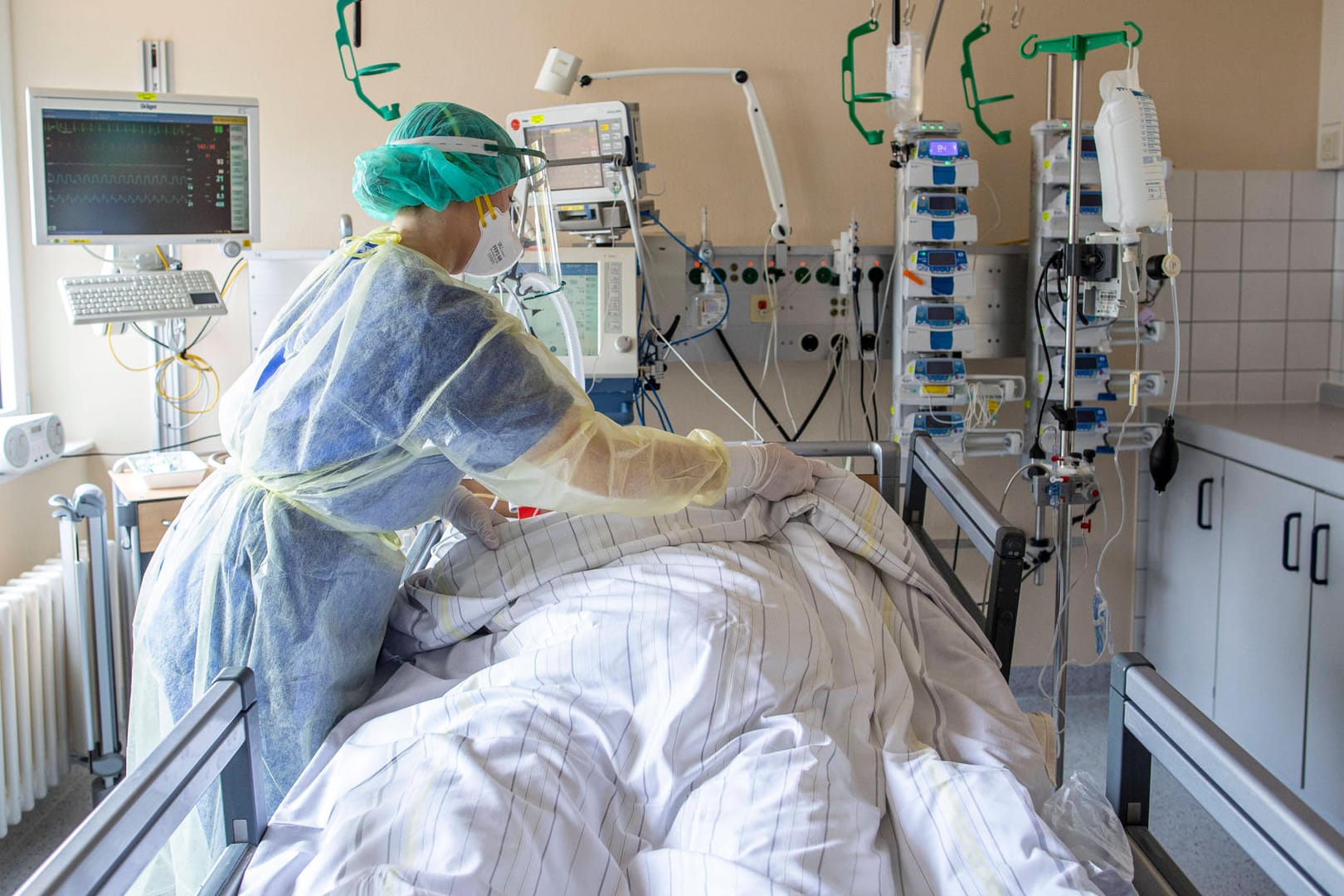 Eine Pflegerin in Duisburg versorgt einen Corona-Patienten (Archivbild). Der Inzidenzwert in Deutschland liegt jetzt bei 60,6.