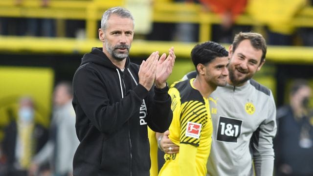 Dortmunds Trainer Marco Rose gibt sich vor der Partie in Mönchengladbach gelassen. Dortmunds Trainer Marco Rose gibt sich vor der Partie in Mönchengladbach gelassen.