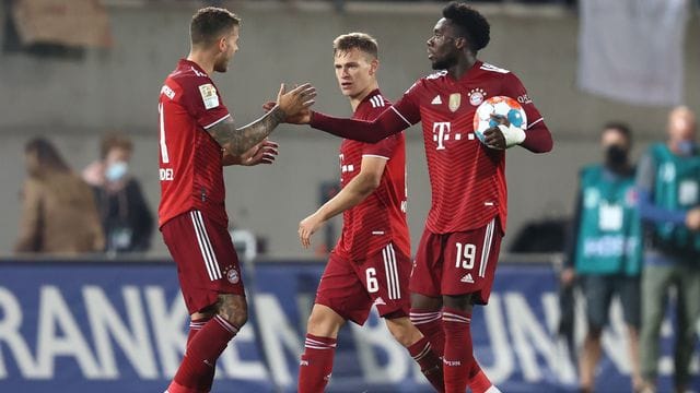 Alphonso Davies (r) klatscht nach dem Sieg mit Lucas Hernández (l) ab. Alphonso Davies (r) klatscht nach dem Sieg mit Lucas Hernández (l) ab.