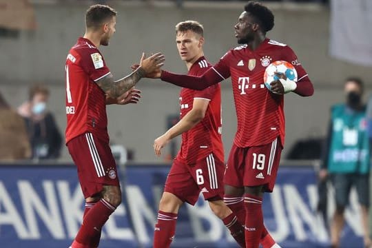 Alphonso Davies (r) klatscht nach dem Sieg mit Lucas Hernández (l) ab.