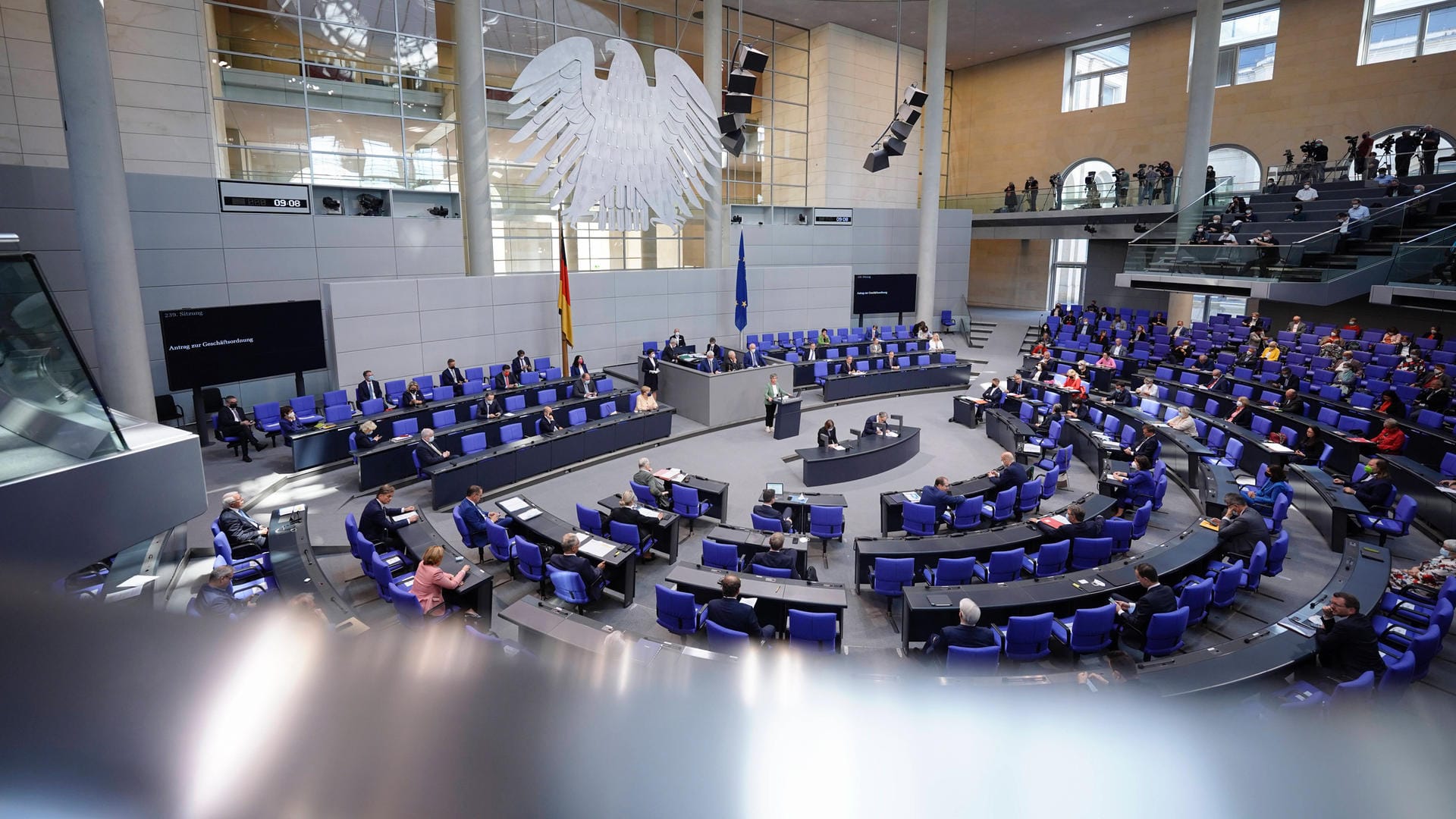 Blick ins Plenum des Bundestags: Je nach Ausgang der Wahl könnten dort bald zwischen 672 und 912 Abgeordnete Platz nehmen. Blick ins Plenum des Bundestags: Je nach Ausgang der Wahl könnten dort bald zwischen 672 und 912 Abgeordnete Platz nehmen.