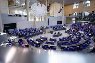 Blick ins Plenum des Bundestags: Je nach Ausgang der Wahl könnten dort bald zwischen 672 und 912 Abgeordnete Platz nehmen.