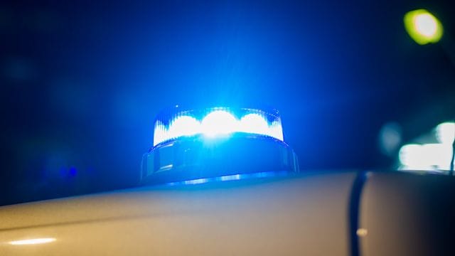 Ein Blaulicht leuchtet auf dem Dach eines Polizeifahrzeugs Ein Blaulicht leuchtet auf dem Dach eines Polizeifahrzeugs