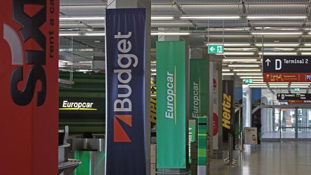 Leere Schalter verschiedener Mietwagen-Anbieter an Flughafen
