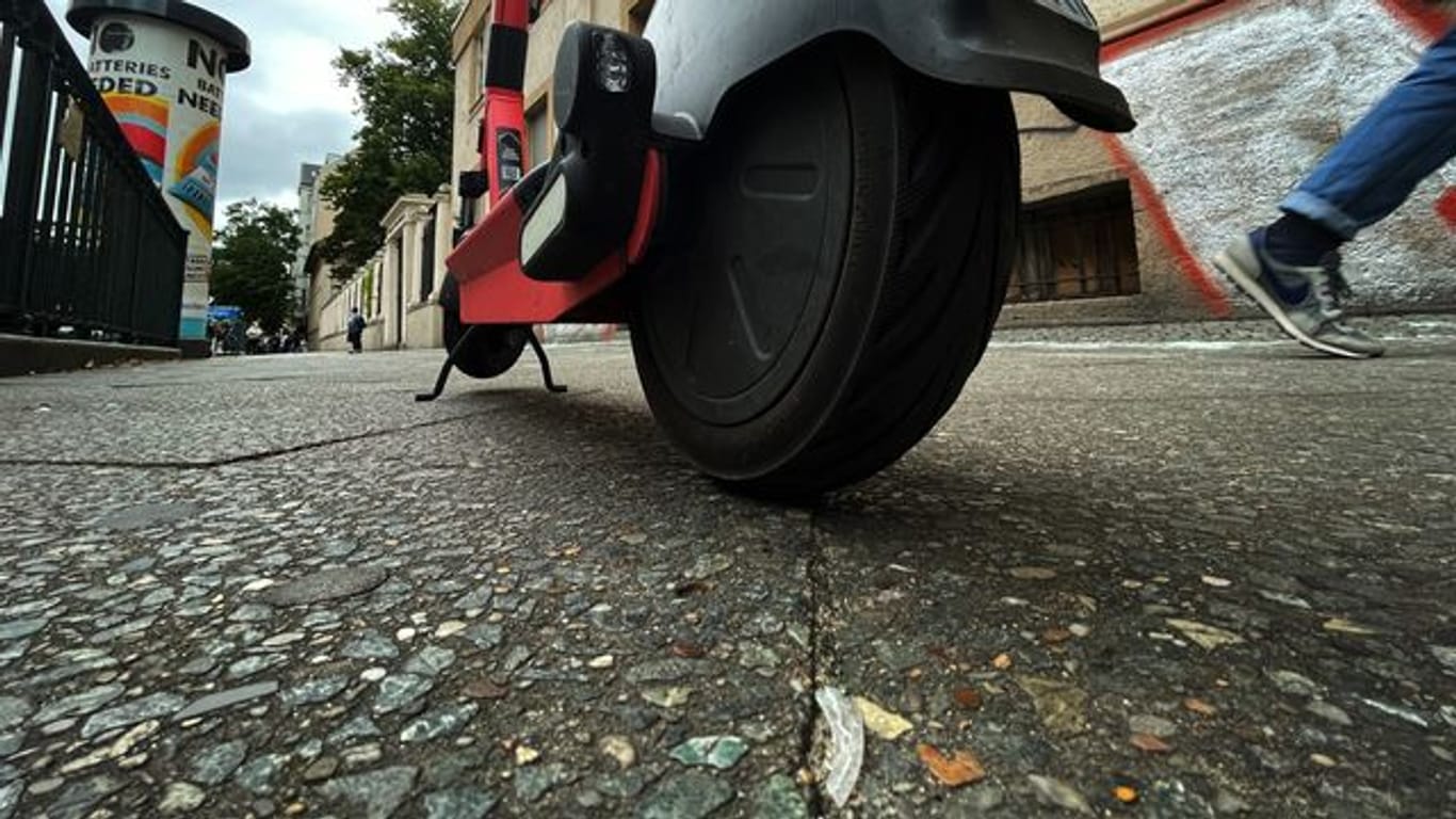 Ein E-Scooter steht mitten auf einem Gehweg in Neukölln
