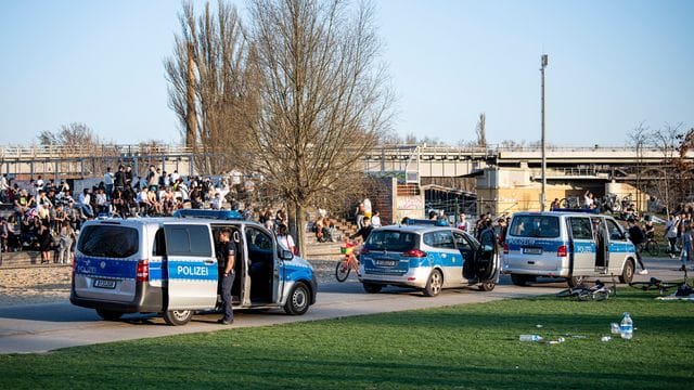 Polizeifahrzeuge stehen im Park am Gleisdreieck