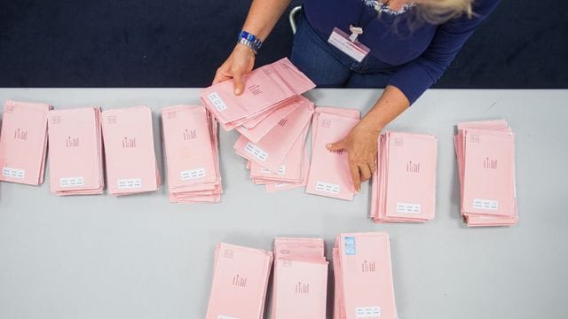 Eine Wahlhelferin sortiert Wahlbriefe Eine Wahlhelferin sortiert Wahlbriefe