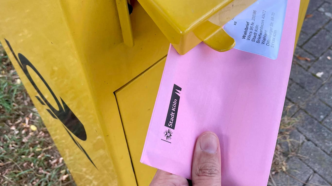 Jemand wirft einen Wahlbrief in einen Briefkasten (Symbolbild): In Köln haben bereits zahlreiche Menschen ihre Stimme für die Bundestagswahl abgegeben.