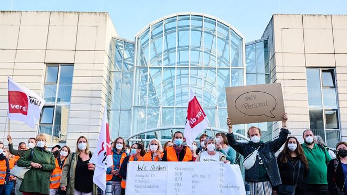 Pflegekräfte streiken vor dem Virchow-Klinikum
