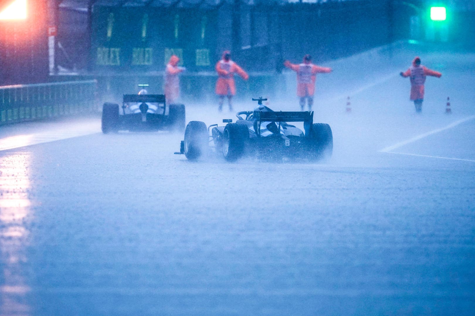 Land unter in Sotschi: Das 3. Freie Training am Samstag fiel buchstäblich ins Wasser.