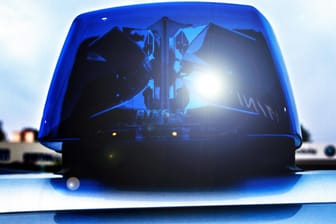Ein Streifenwagen mit Blaulicht (Symbolbild): Ein Raubüberfall konnte verhindert werden.