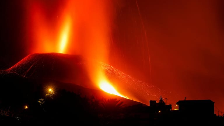 Nachtaufnahme des Cumbre Vieja auf La Palma: 6.000 Menschen mussten bislang vor dem Ausbruch in Sicherheit gebracht werden.