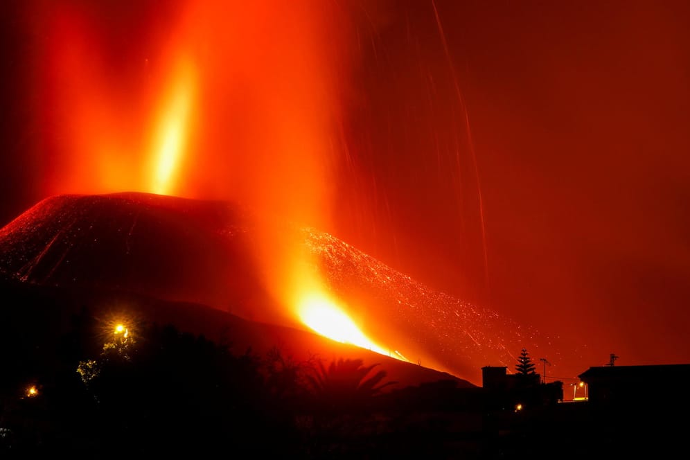 Nachtaufnahme des Cumbre Vieja auf La Palma: 6.000 Menschen mussten bislang vor dem Ausbruch in Sicherheit gebracht werden.