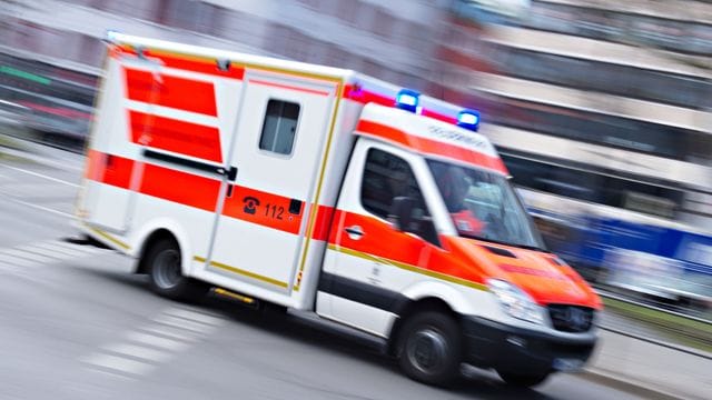 Ein Rettungswagen ist mit eingeschaltetem Blaulicht im Einsatz: Zwei Personen wurden verletzt. Ein Rettungswagen ist mit eingeschaltetem Blaulicht im Einsatz: Zwei Personen wurden verletzt.