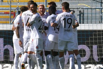 Hamburger Freude: Durch den Sieg in Karlsruhe schaffte St. Pauli den Sprung auf einen Aufstiegsplatz.