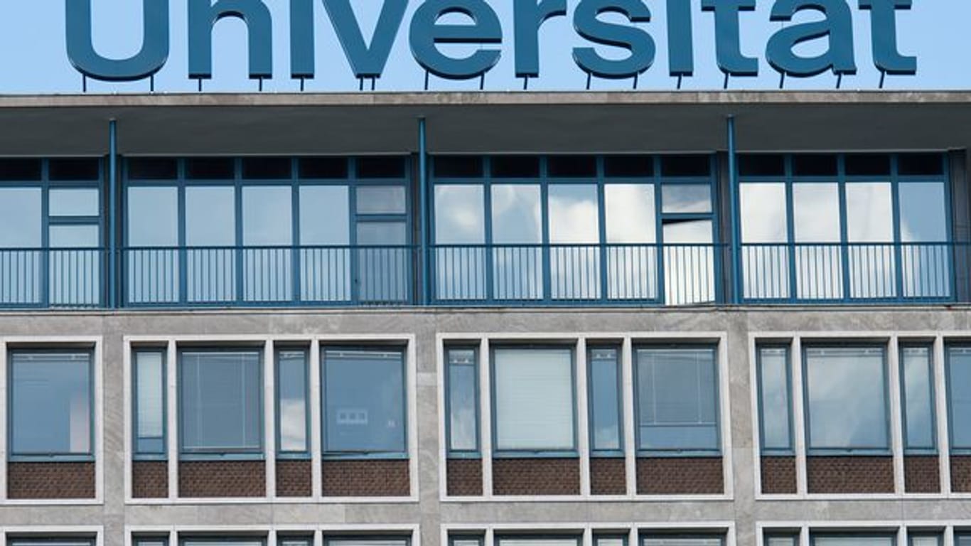 Der Schriftzug "Universität" ist auf dem Dach des Continental-Hochhauses der Leibniz-Universität zu sehen (Symbolbild): Vom 4. Oktober an sollten Bänder ausgegeben werden.