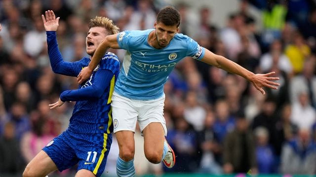 Chelseas Timo Werner (l) wird von Ruben Dias von Manchester City zu Fall gebracht.